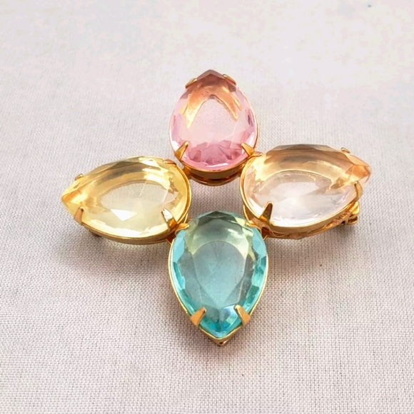 Signed Avon Pastel Multi Color Prong Set Teardrop Crystal Gold Tone Pin Brooch - Picture 2 of 6